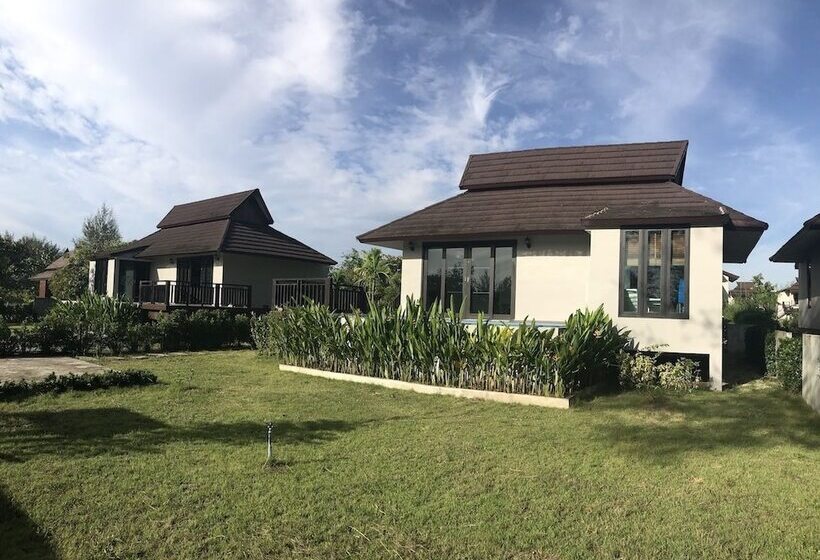 호텔 The Hip Resort @ Khao Lak