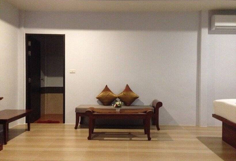 호텔 The Hip Resort @ Khao Lak