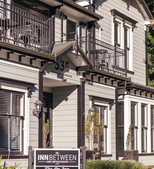 Общежитие Innbetween Lodge & Backpackers