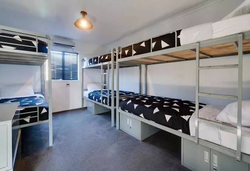 Общежитие Innbetween Lodge & Backpackers