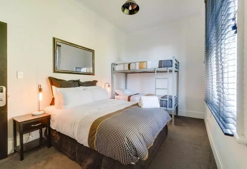 Общежитие Innbetween Lodge & Backpackers