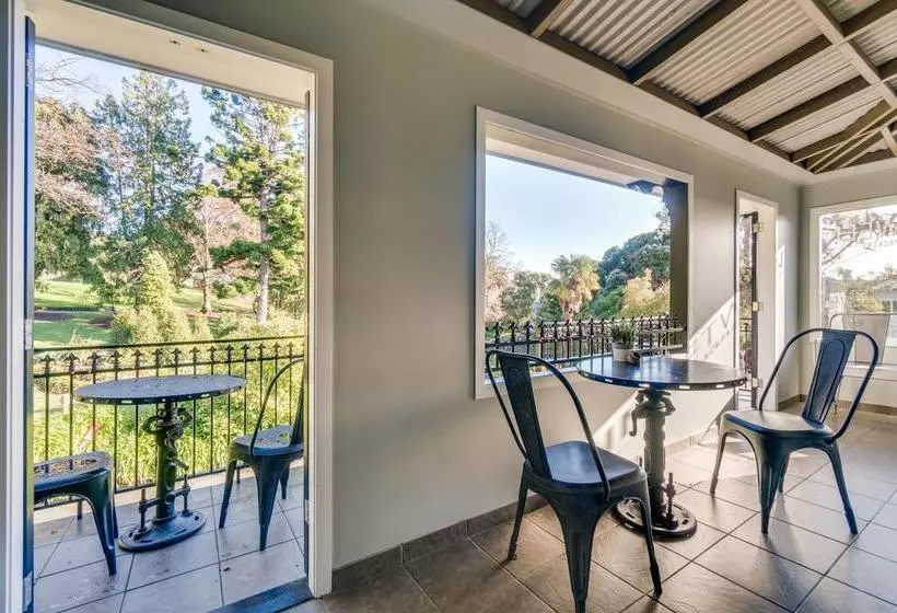 Общежитие Innbetween Lodge & Backpackers