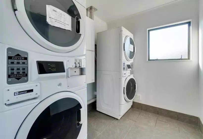 Общежитие Innbetween Lodge & Backpackers