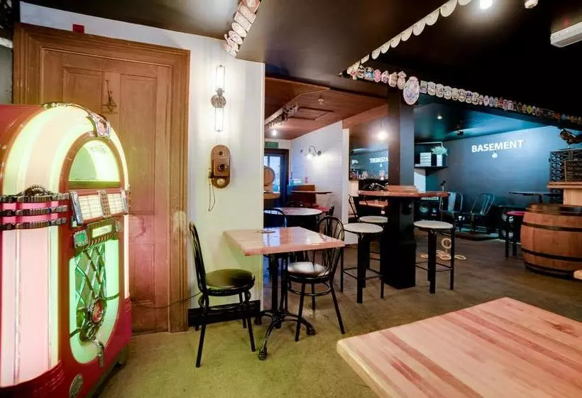 Общежитие Innbetween Lodge & Backpackers