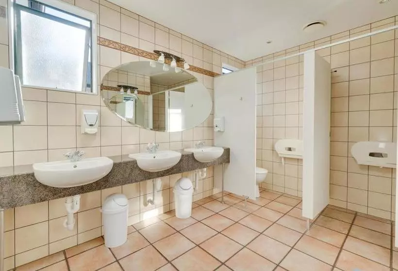 Общежитие Innbetween Lodge & Backpackers