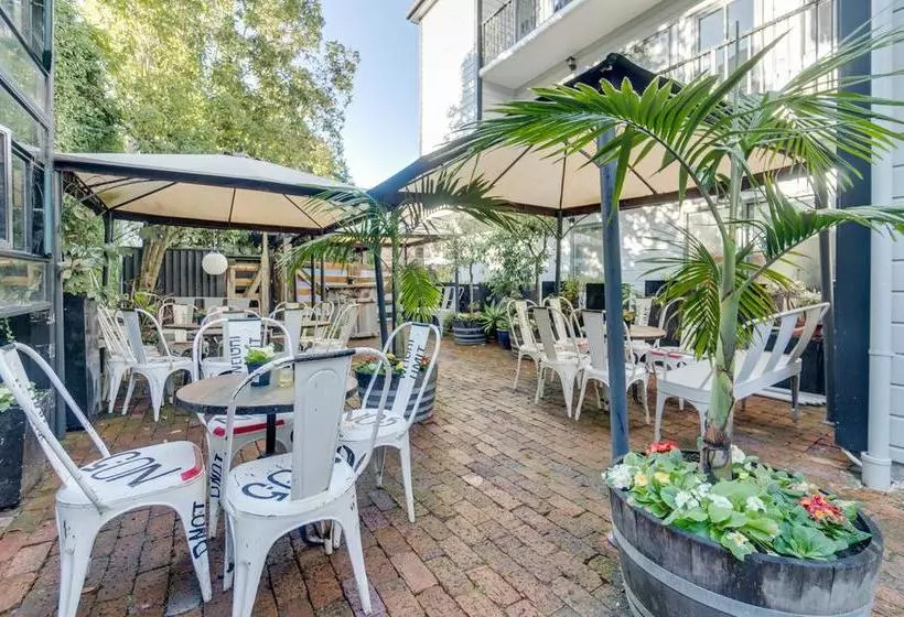 Общежитие Innbetween Lodge & Backpackers