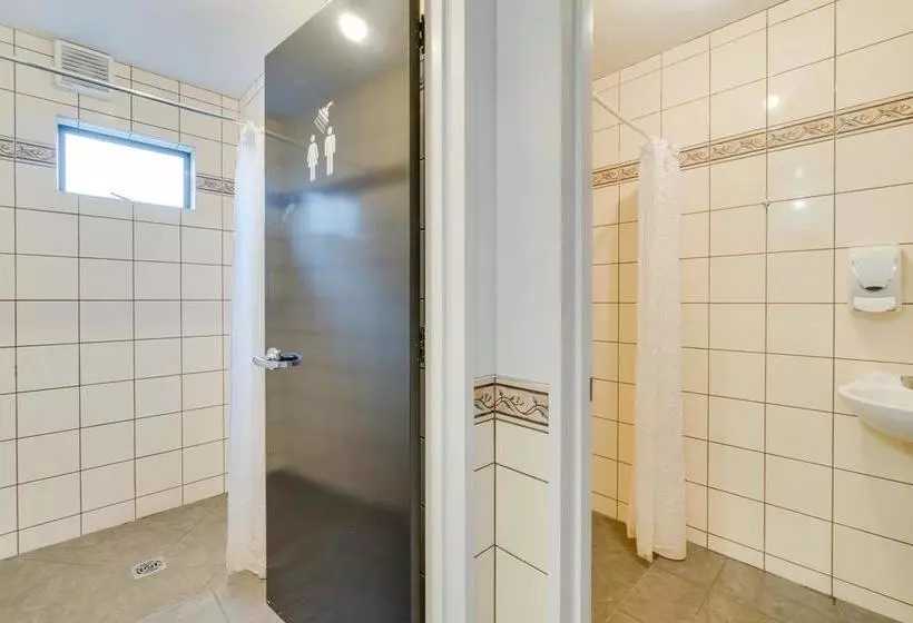 Общежитие Innbetween Lodge & Backpackers