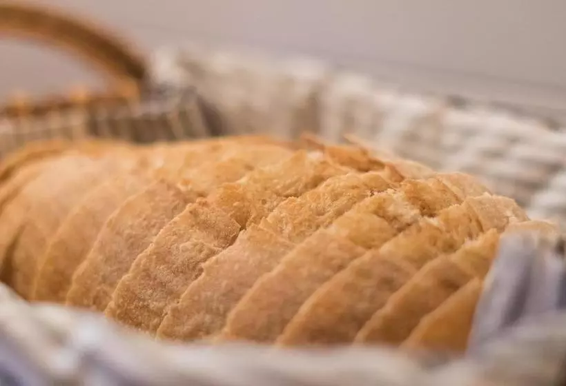 Общежитие Innbetween Lodge & Backpackers