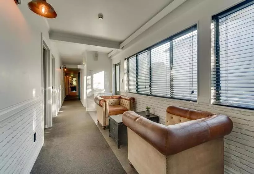 Общежитие Innbetween Lodge & Backpackers