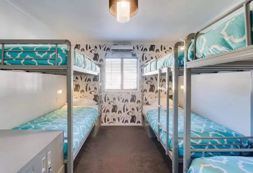 Общежитие Innbetween Lodge & Backpackers