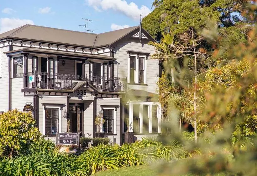 Общежитие Innbetween Lodge & Backpackers