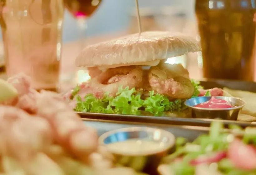 Общежитие Innbetween Lodge & Backpackers