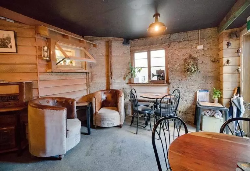 Общежитие Innbetween Lodge & Backpackers