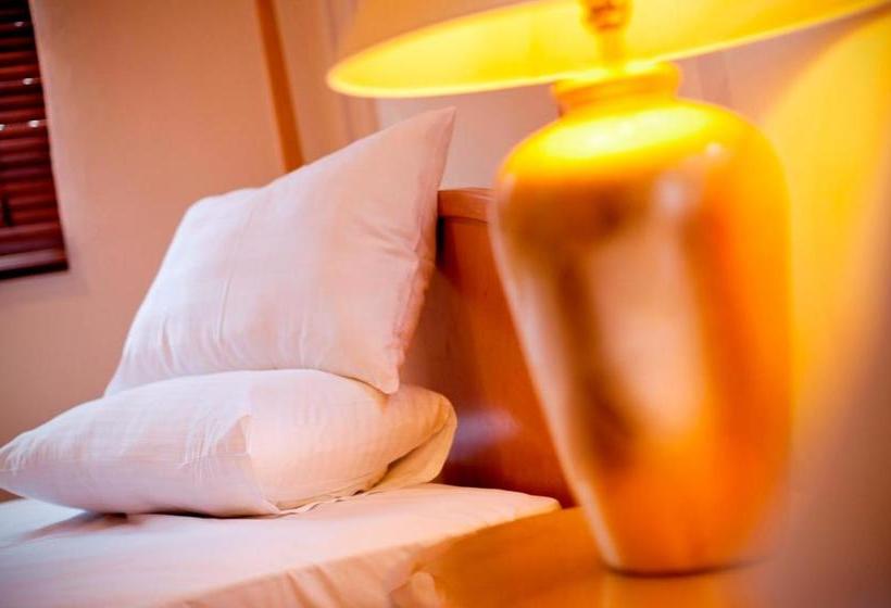 הוסטל Red Inn Cabana