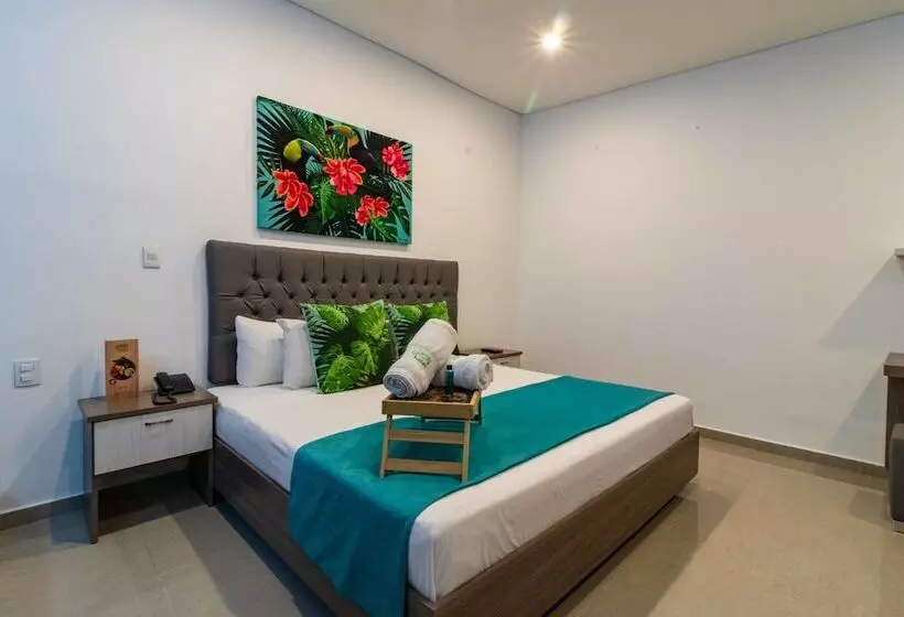 Отель Lleras Green