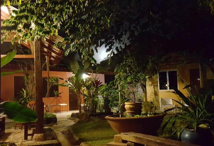 فندق على الطريق The Coconut Langkawi