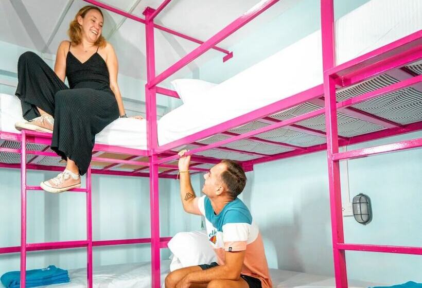 הוסטל Slumber Party Phi Phi