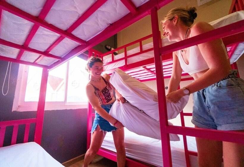 הוסטל Slumber Party Phi Phi