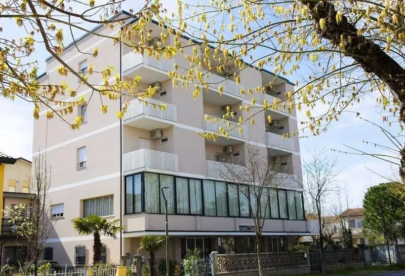 هتل Sara Cesenatico