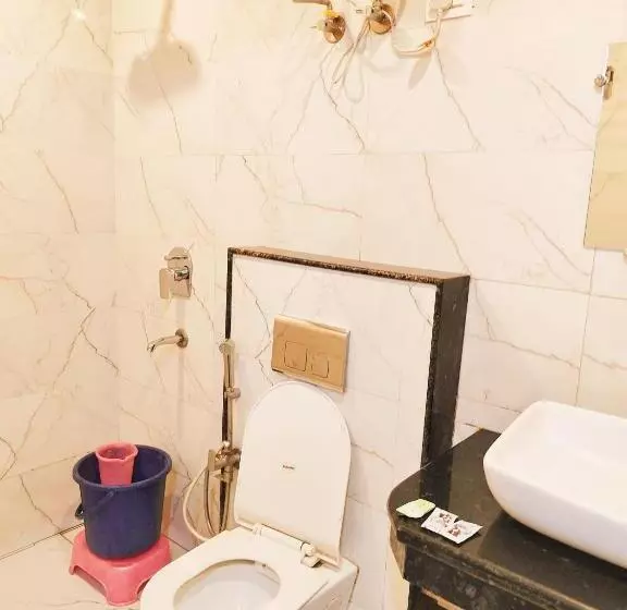 Krone A Family Hotel Near Igi Airport