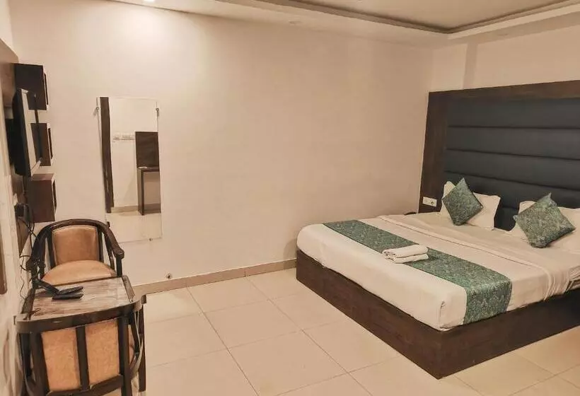 Krone A Family Hotel Near Igi Airport