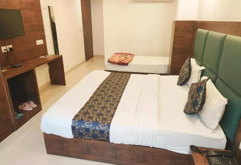 Krone A Family Hotel Near Igi Airport