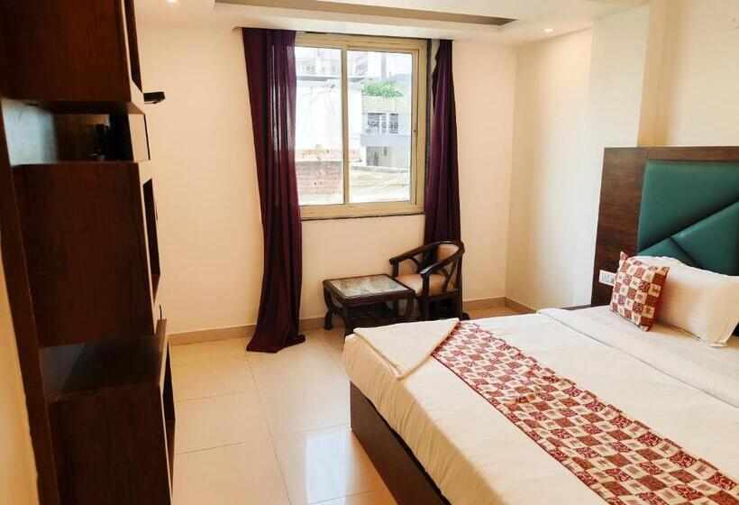 Krone A Family Hotel Near Igi Airport