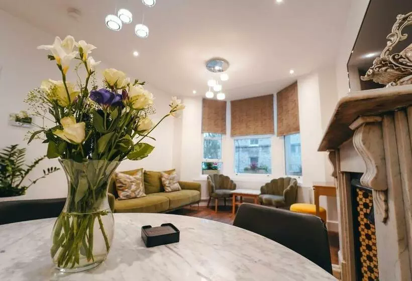 ベッドアンドブレックファースト The Avonmore Olympia