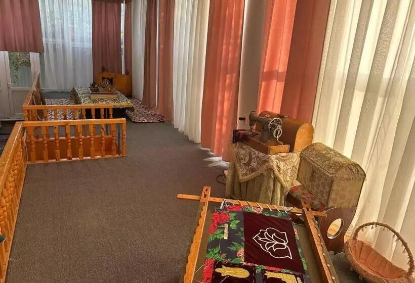 ペンション Shukrona Guest House