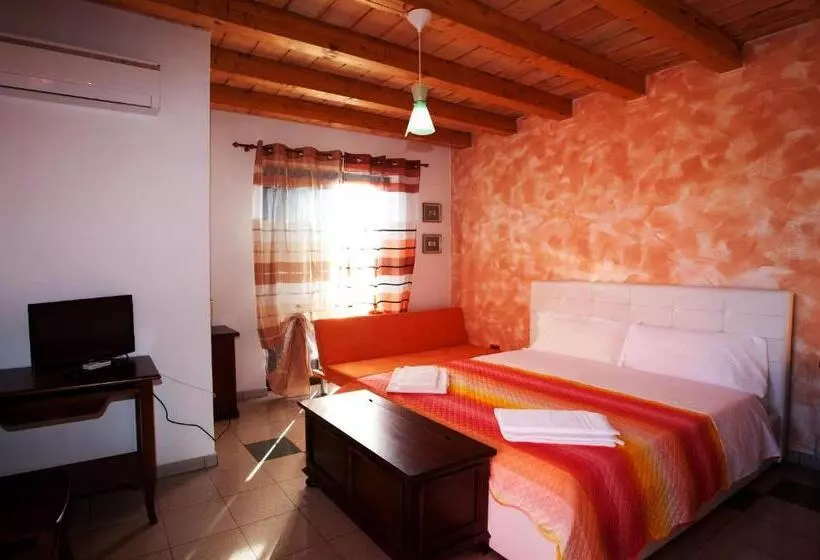 تختخواب و صبحانه La Casa Rossa Country House