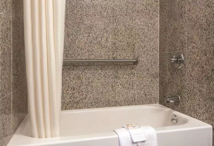 Отель La Quinta Inn & Suites Brooklyn East