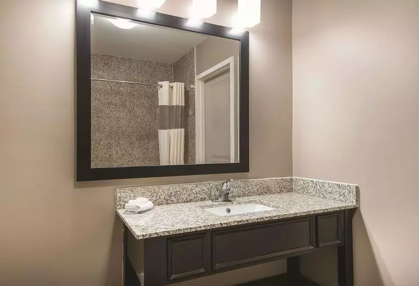 Отель La Quinta Inn & Suites Brooklyn East