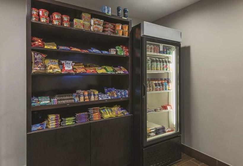 فندق La Quinta Inn & Suites Brooklyn East