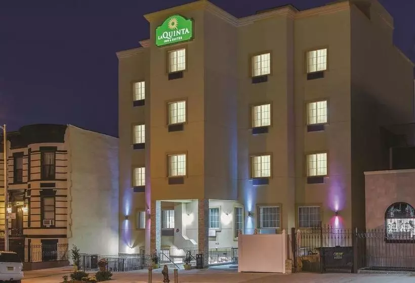 Отель La Quinta Inn & Suites Brooklyn East