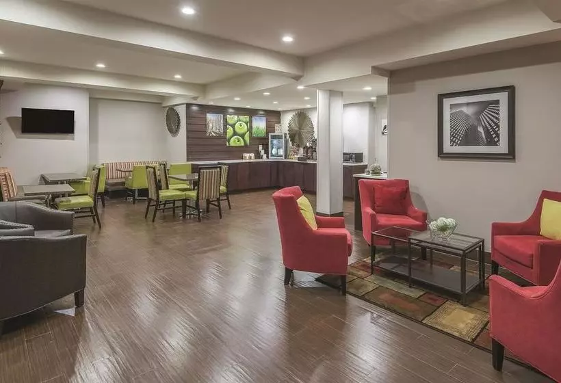 Отель La Quinta Inn & Suites Brooklyn East