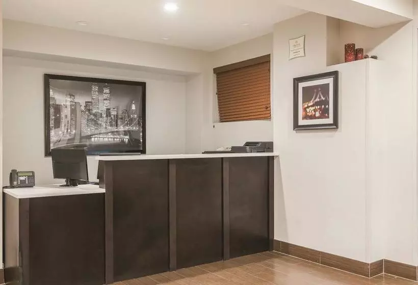 Отель La Quinta Inn & Suites Brooklyn East