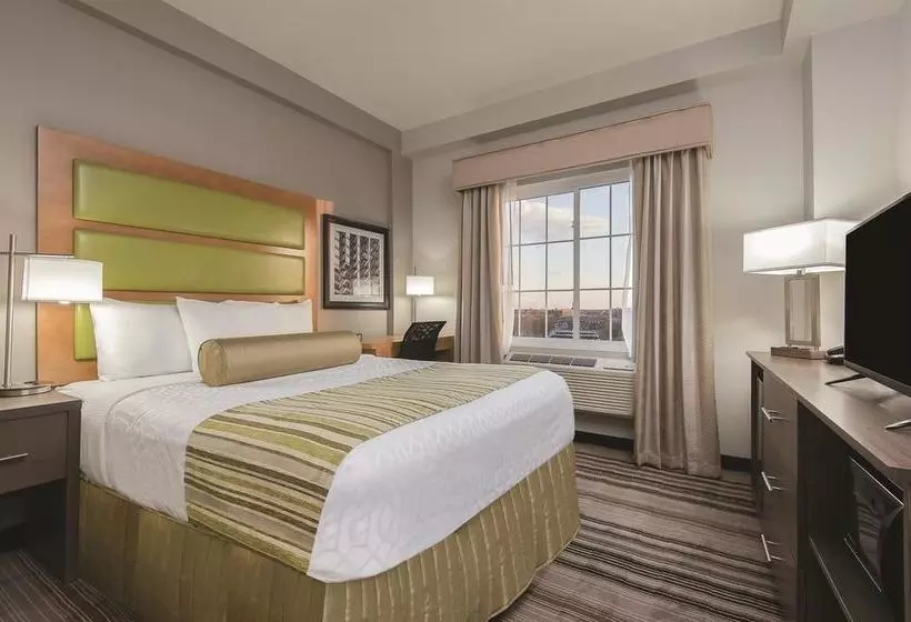 Отель La Quinta Inn & Suites Brooklyn East