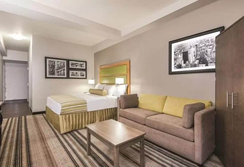 Отель La Quinta Inn & Suites Brooklyn East