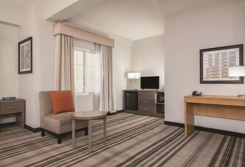 Отель La Quinta Inn & Suites Brooklyn East