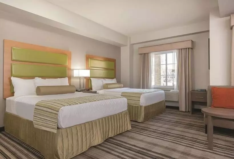 Отель La Quinta Inn & Suites Brooklyn East