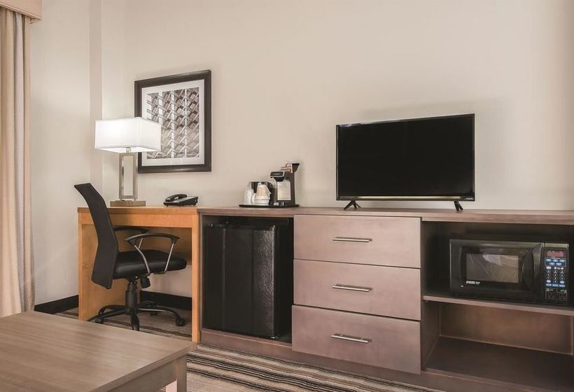 فندق La Quinta Inn & Suites Brooklyn East