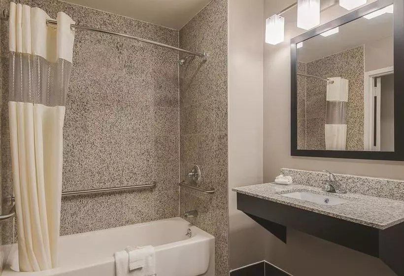 Отель La Quinta Inn & Suites Brooklyn East