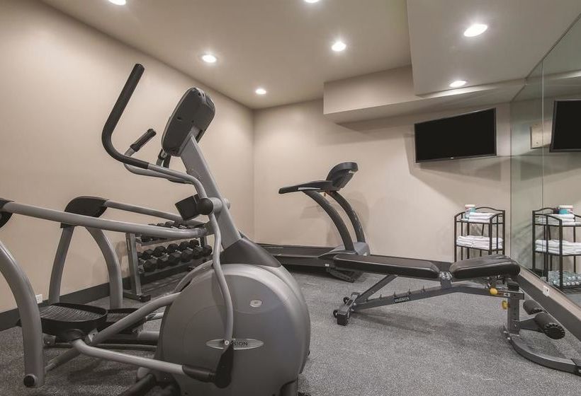 فندق La Quinta Inn & Suites Brooklyn East