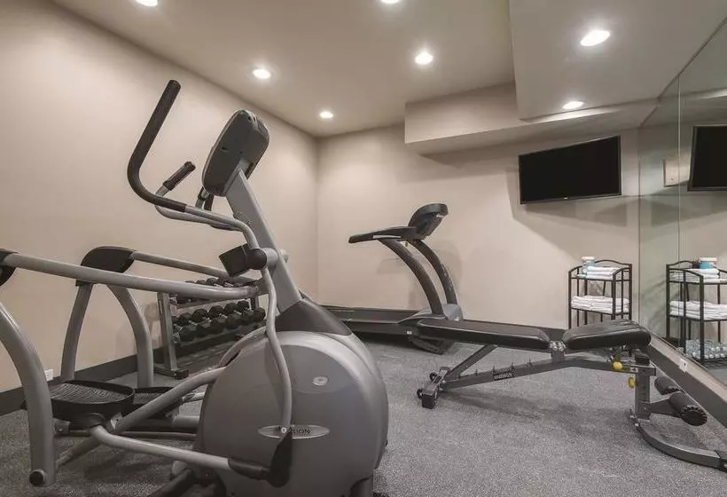 Отель La Quinta Inn & Suites Brooklyn East