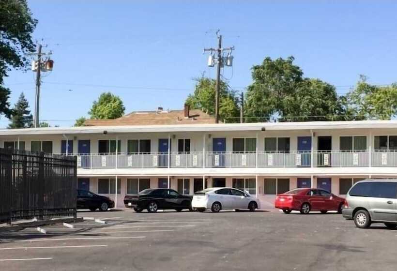 فندق على الطريق Travelodge By Wyndham Sacramento Convention Center