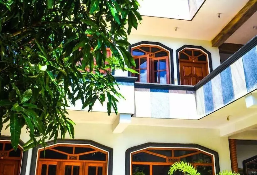 Pension (Hôtel basse catégorie) Castle Bay Resort