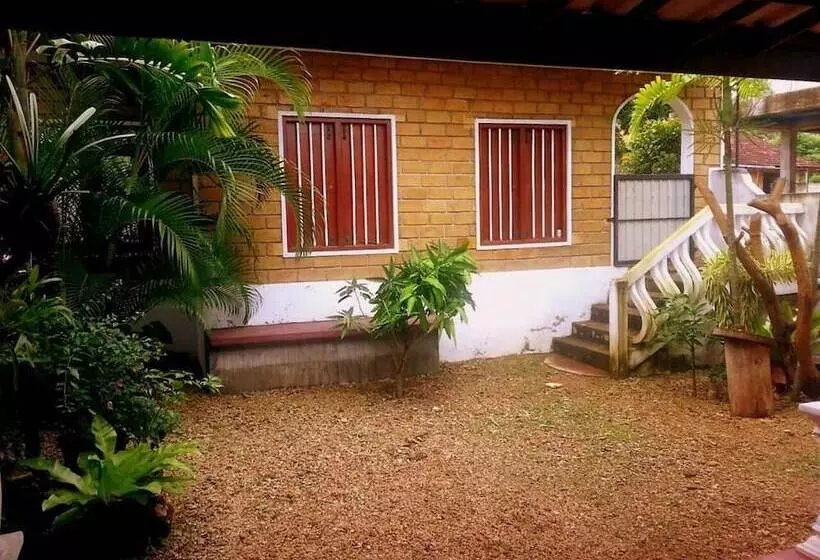 Pension (Hôtel basse catégorie) Castle Bay Resort