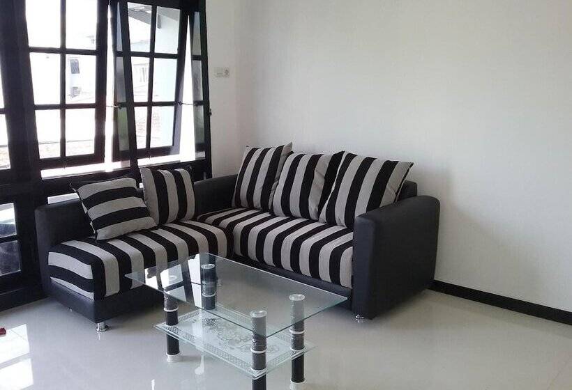 בית מלון כפרי Mess Inn Semarang