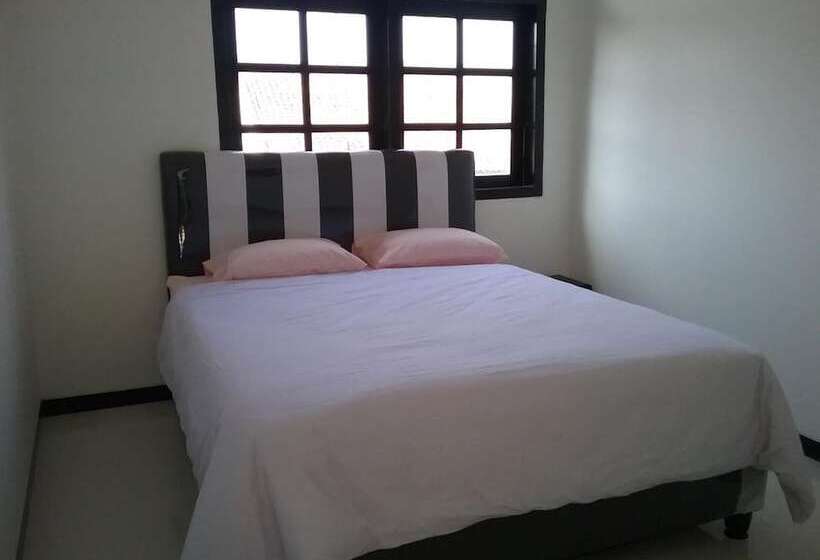 בית מלון כפרי Mess Inn Semarang