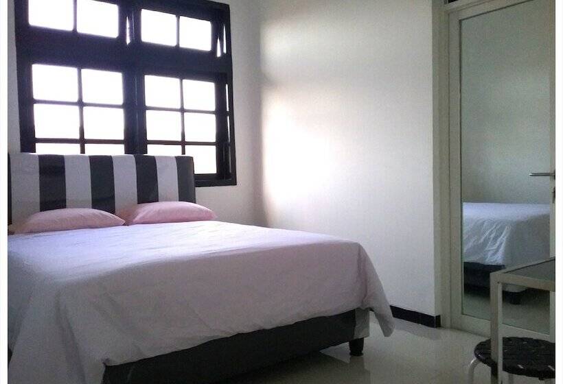 בית מלון כפרי Mess Inn Semarang